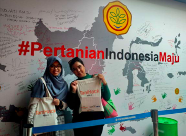 Saya (Marilop) bersama dengan Uty, rekan dari sesama sukarelawan Hutan Itu Indonesia